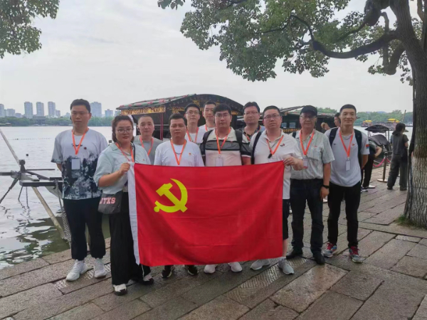 鎮(zhèn)江某單位黨支部，追溯紅色足跡，弘揚紅船精神，主題教育活動。